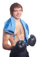 Jeune caucasien homme boxeur avec noir boxe gants. photo