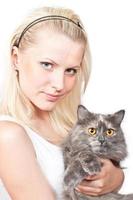 content Jeune blond fille et gris chat photo