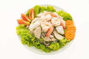 salade de nouilles épicées aux fruits de mer, à la thaïlandaise photo