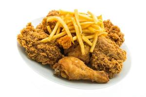 Poulet frit et frites sur une plaque blanche photo