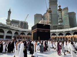 Mecque, saoudien Saoudite, Mars 2023 - pèlerins de tout plus de le monde sont performant tawaf dans masjid Al haram dans Mecque. photo