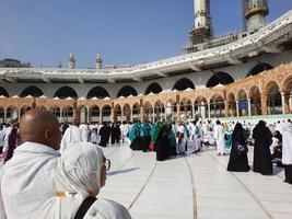 Mecque, saoudien Saoudite, Mars 2023 - pèlerins de tout plus de le monde sont performant tawaf dans masjid Al haram dans Mecque. photo