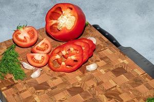 en bois planche pour Coupe Fait main des produits avec haché des légumes. sur une lumière Contexte. photo