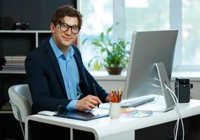 Beau Jeune homme travail de Accueil Bureau photo