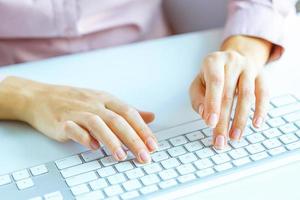 femme Bureau ouvrier dactylographie sur le clavier photo