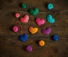 multicolore cœurs avec une des balles de fil sur vieux minable en bois Contexte photo