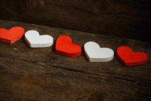 rouge et blanc cœurs sur vieux en bois Contexte photo