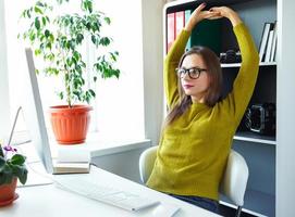 Jeune femme travail de Accueil - moderne affaires concept photo