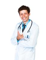 portrait de une souriant Masculin médecin montrant doigt à vous sur blanc photo