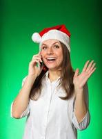 fille dans une Noël chapeau sur une vert Contexte photo