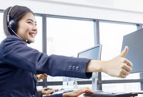 Un employé du centre d'appels asiatique visite un bureau moderne photo