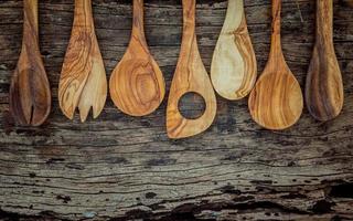 Ustensiles de cuisine en bois sur un fond en bois minable photo