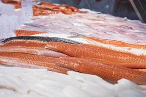 filet de saumon sur le marché photo