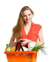 content Jeune femme en portant une panier plein de en bonne santé nourriture sur blanche. achats photo