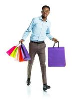 content africain américain homme en portant achats Sacs sur blanc Contexte. achats photo