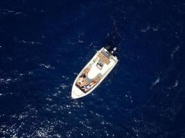 aérien enquête de une couple sur une bateau bronzer ensemble sur une chaud été journée photo