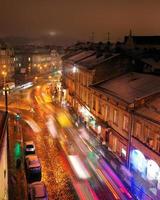 aérien vue de un de le central des rues de lviv dans soir. flou voiture lumières photo