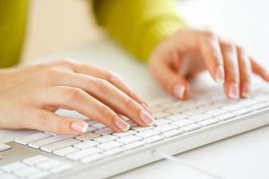 femme Bureau ouvrier dactylographie sur le clavier photo