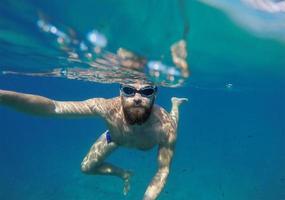 homme Faire sous-marin selfie coup avec selfie bâton photo
