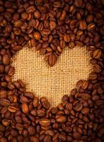 cœur forme établi avec café des haricots photo