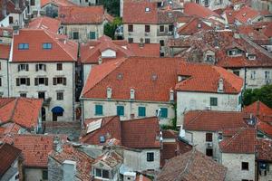 oiseau œil vue de bâtiments dans kotor vieux ville, Monténégro photo