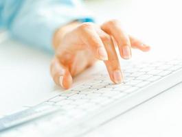 femme Bureau ouvrier dactylographie sur le clavier photo