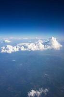 ciel bleu et nuages blancs photo