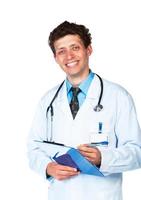 Jeune souriant médecin l'écriture sur une les patients médical graphique sur blanc photo