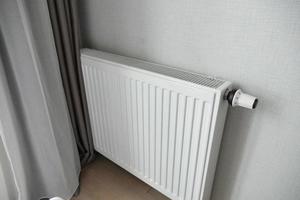 radiateur de chauffage sous fenêtre dans la chambre photo