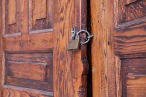 date à laquelle la porte était verrouillée avec des cadenas et des chaînes photo