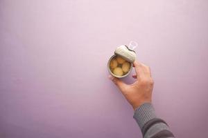 Haut vue de en conserve champignons sur table photo