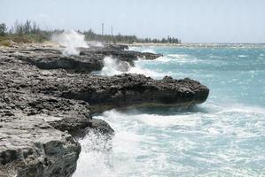 grandiose Bahama rive et puissant vagues photo