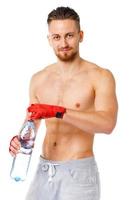 sport attrayant homme portant boxe des pansements et en buvant Frais l'eau photo