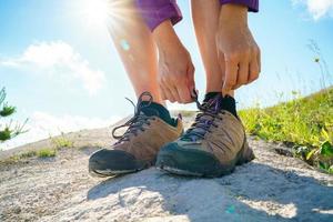 randonnée des chaussures - femme attacher chaussure lacets photo