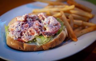 Nouveau Angleterre Homard rouleau avec frites photo