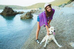 femme avec une chien sur une marcher sur le plage photo