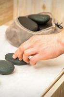 masseur prend noir massage des pierres photo