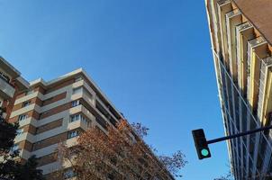 vert circulation lumière contre le Contexte de Maisons et le ciel photo