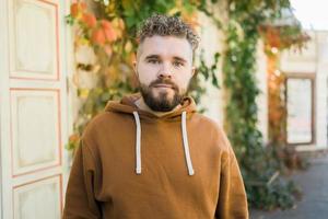 Extérieur portrait de Jeune Beau souriant frisé cheveux style homme avec barbe dans printemps saison photo