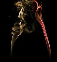 Jaune et rouge lumière fumée sur une foncé Contexte photo
