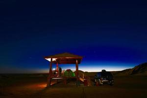 camping en dessous de le étoilé ciel dans le wucai ville scénique zone près urumqi, xinjiang, chine. photo