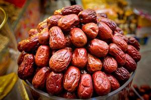 dans le Xinjiang grandiose bazar, une tasse plein de énorme rouge Rendez-vous et séché des fruits photo
