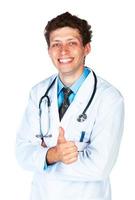 portrait de une souriant Masculin médecin avec doigt en haut sur blanc photo