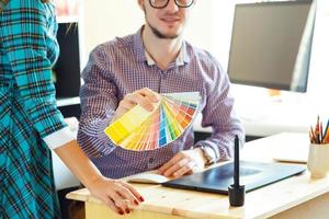 Jeune collègue - homme et femme à la recherche à une Couleur peindre palette à Accueil Bureau photo