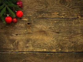 Noël arbre branches avec cônes et Noël décorations sur en bois texture prêt pour votre conception photo