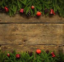 Noël frontière avec sapin arbre branches, cônes et Noël décorations sur en bois planches prêt pour votre conception photo