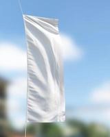 blanc drapeau maquette sur le bleu ciel Contexte. photo