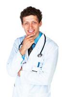 portrait de une souriant Masculin médecin sur blanc Contexte photo