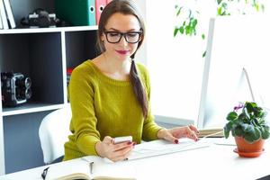 magnifique Jeune femme travail de Accueil photo