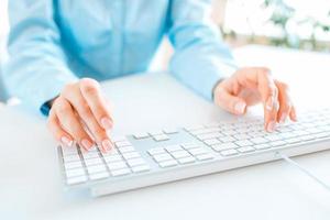 femme Bureau ouvrier dactylographie sur le clavier photo